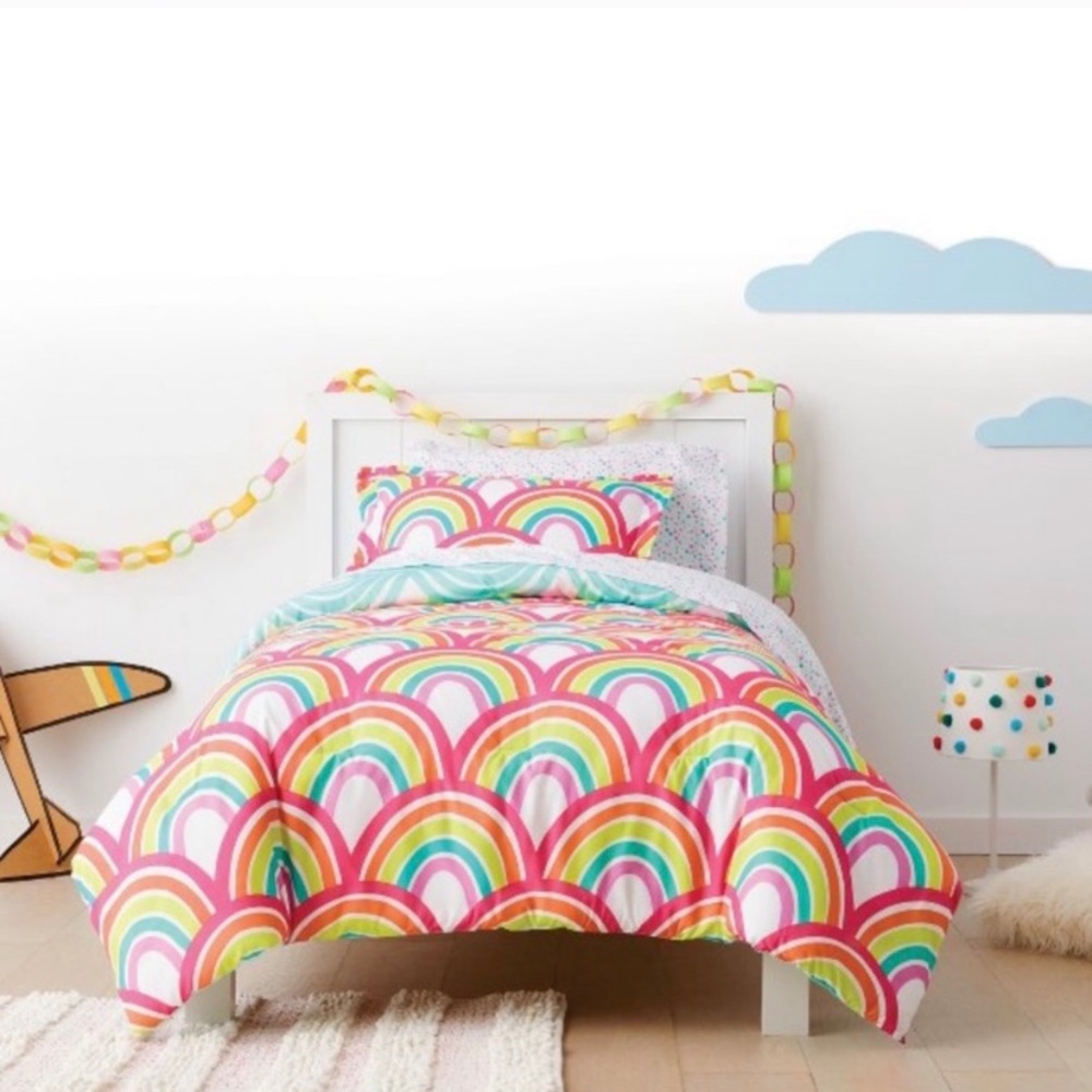 Pillowfort Rainbow queen/full comforter & shams